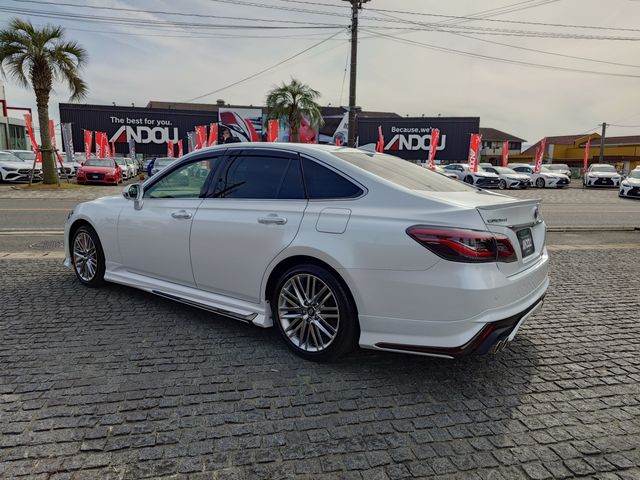 CROWN sedan hybrid