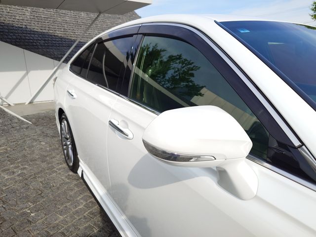 CROWN sedan hybrid