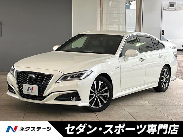 CROWN sedan hybrid