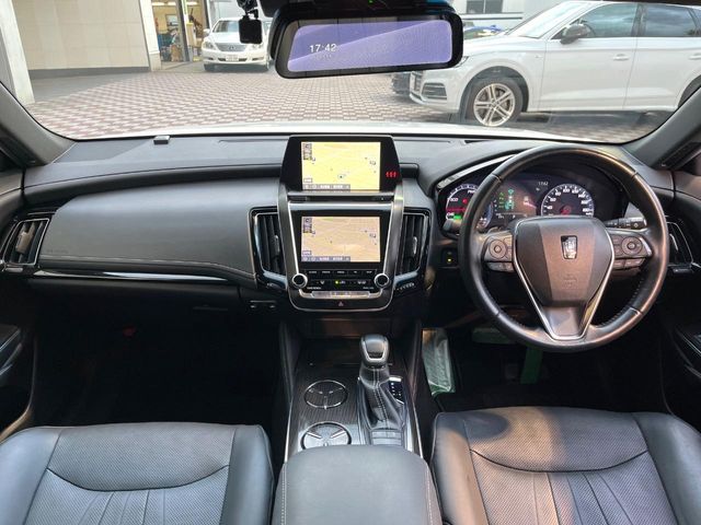 CROWN sedan hybrid