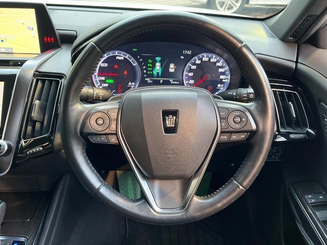 CROWN sedan hybrid