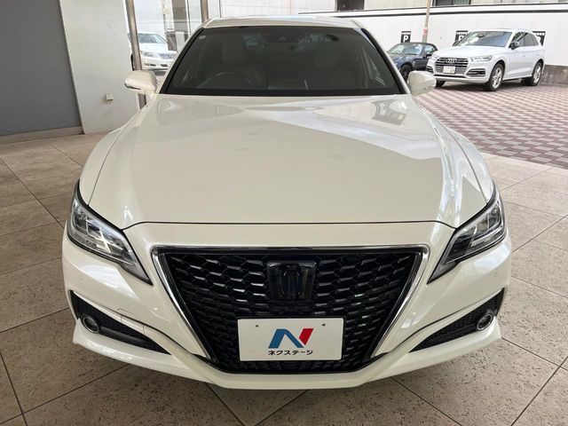 CROWN sedan hybrid