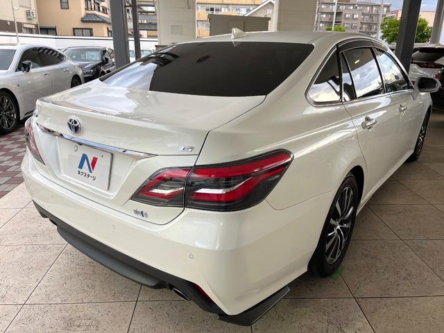 CROWN sedan hybrid