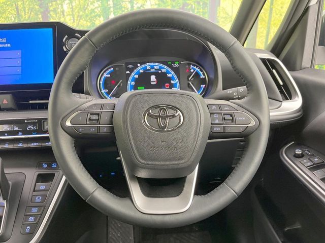 VOXY HYBRID