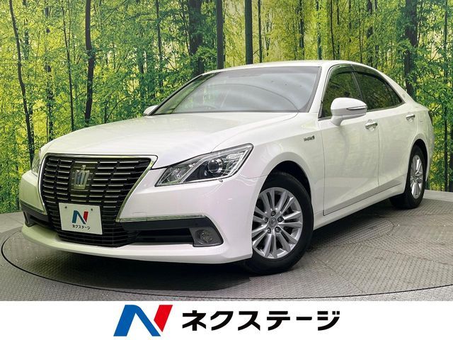 CROWN sedan hybrid