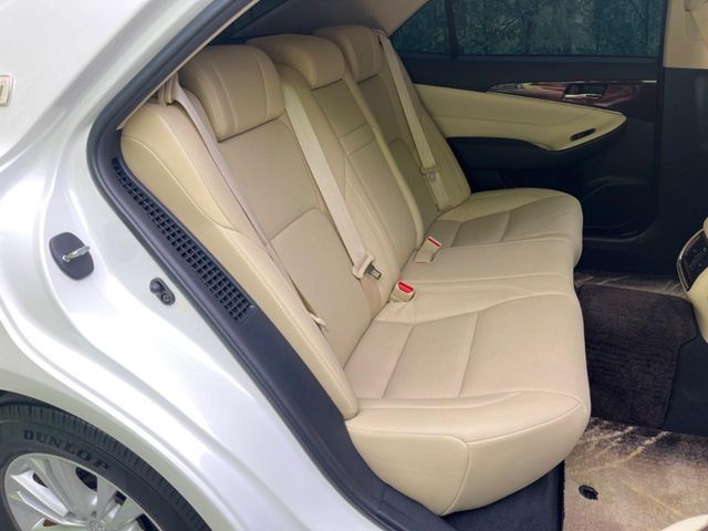 CROWN sedan hybrid