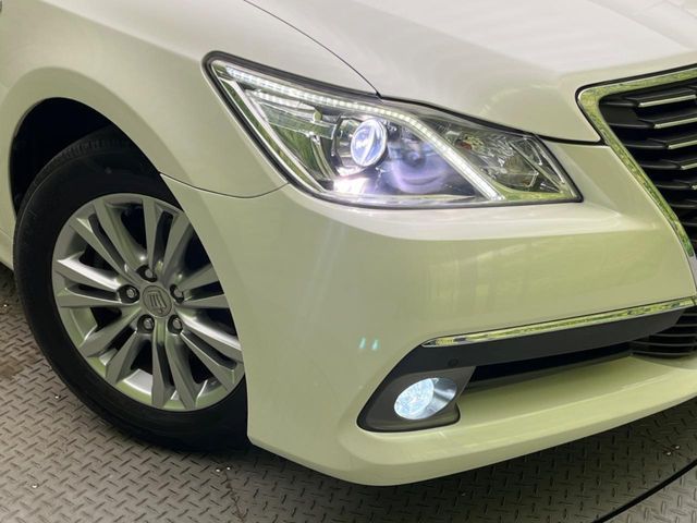 CROWN sedan hybrid