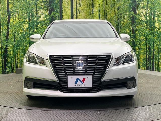CROWN sedan hybrid
