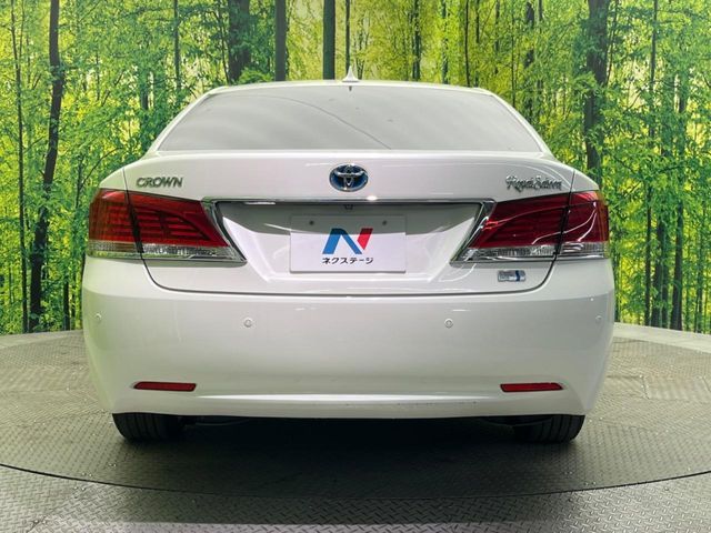 CROWN sedan hybrid