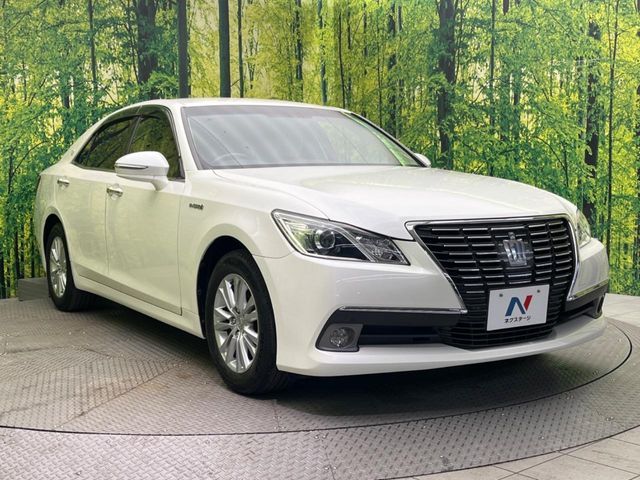 CROWN sedan hybrid