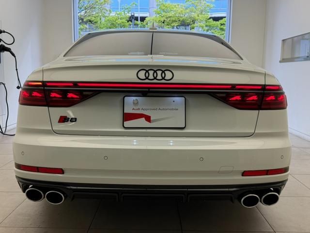AUDI S8