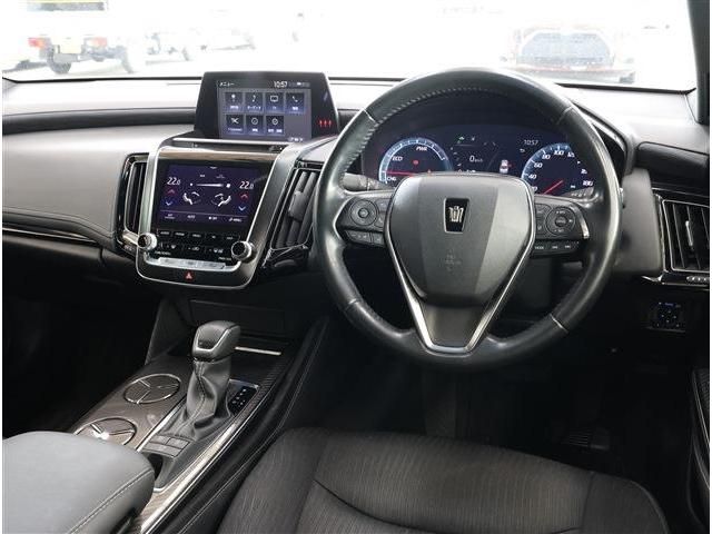 CROWN sedan hybrid