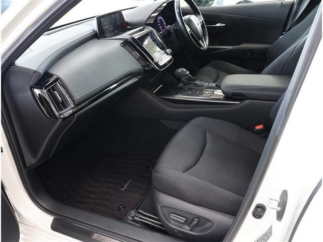 CROWN sedan hybrid
