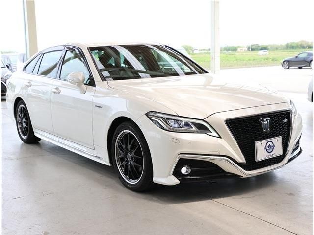 CROWN sedan hybrid
