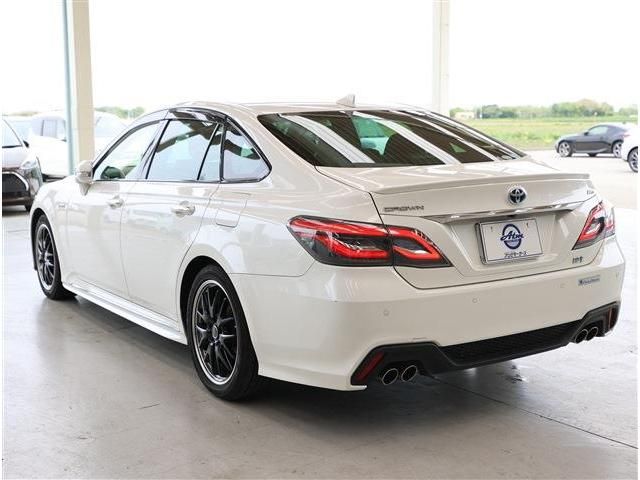 CROWN sedan hybrid
