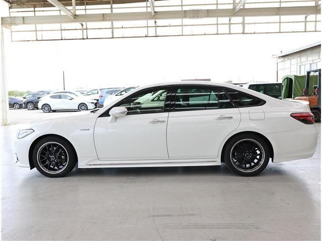 CROWN sedan hybrid