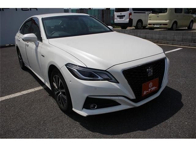 CROWN sedan hybrid