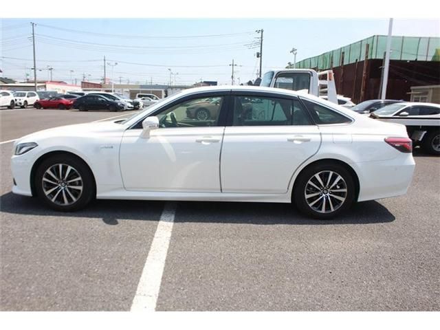 CROWN sedan hybrid