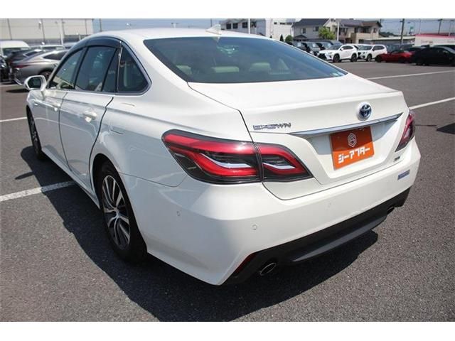 CROWN sedan hybrid