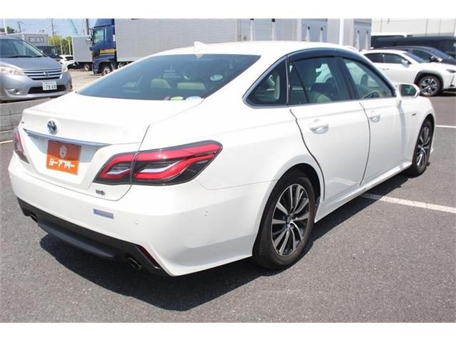 CROWN sedan hybrid
