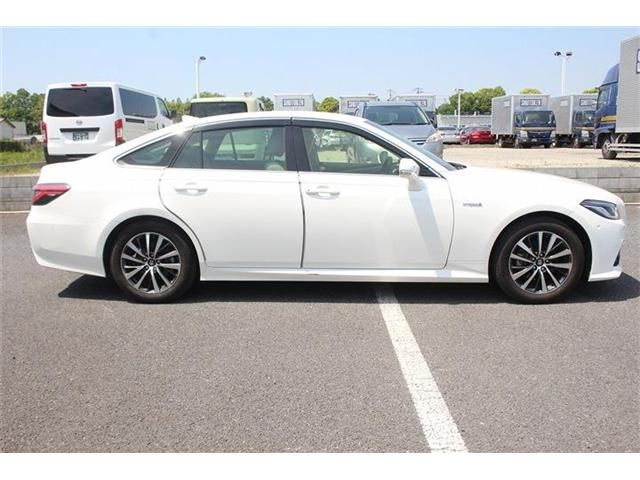 CROWN sedan hybrid