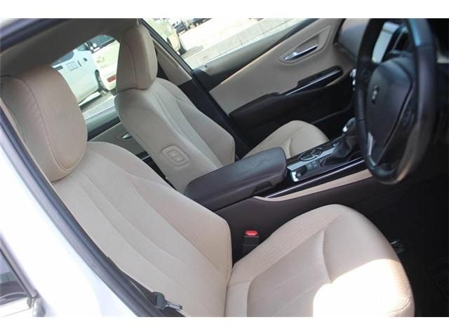 CROWN sedan hybrid