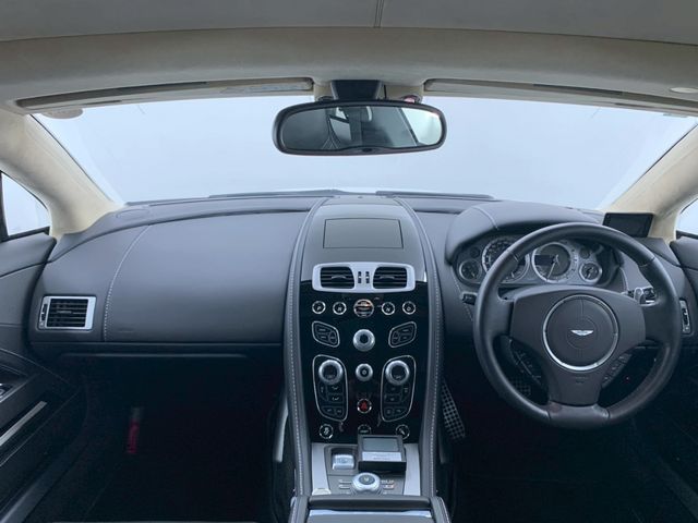 ASTON MARTIN SEDAN