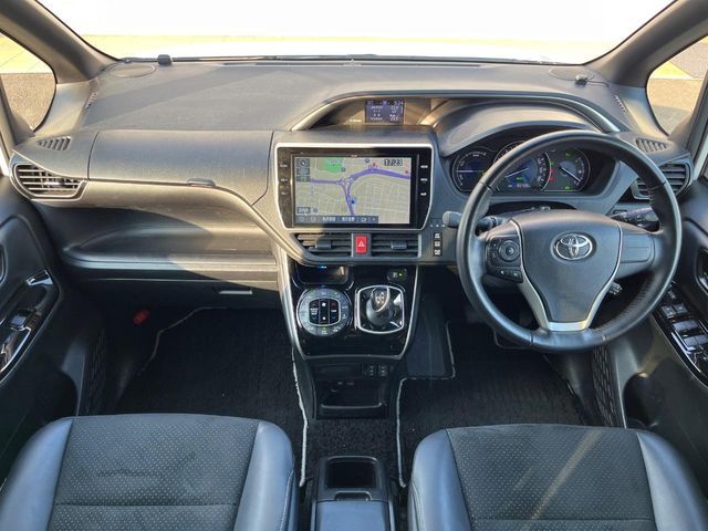 VOXY HYBRID