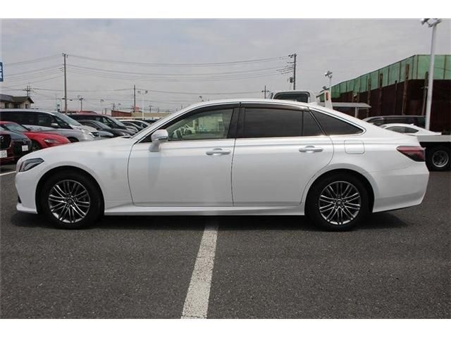 CROWN sedan hybrid