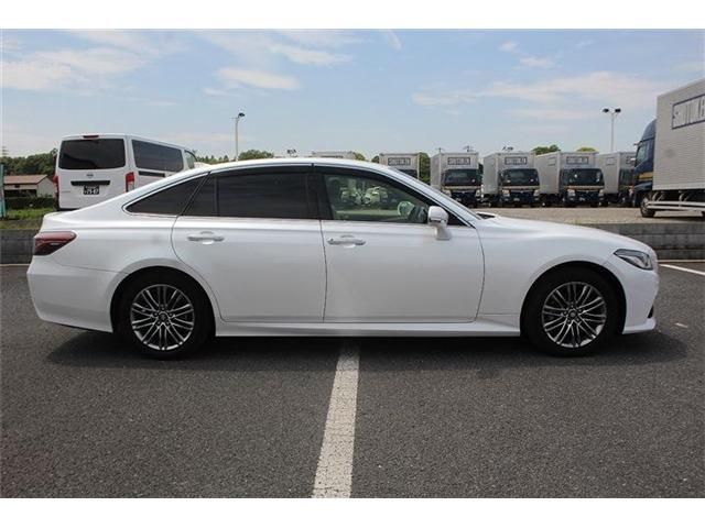 CROWN sedan hybrid