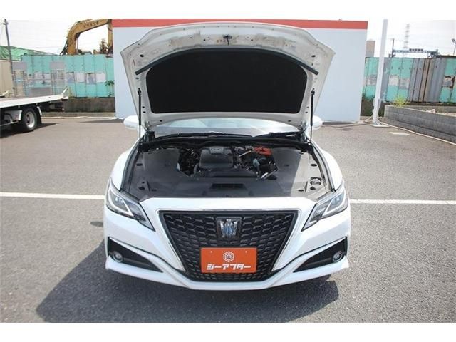 CROWN sedan hybrid