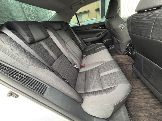 CROWN sedan hybrid