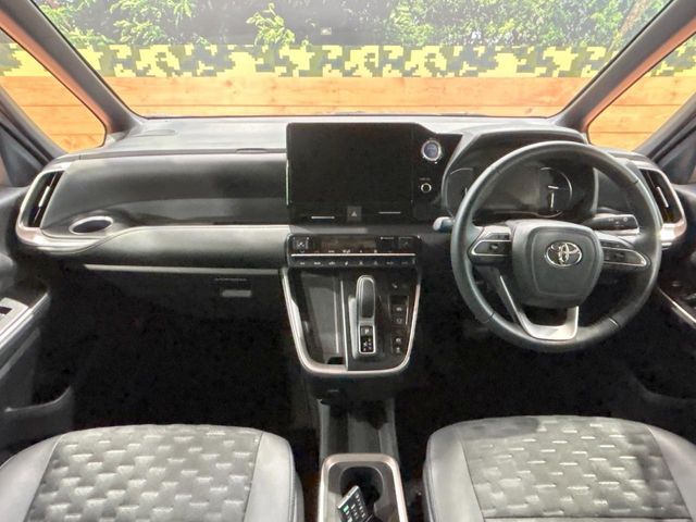 VOXY HYBRID