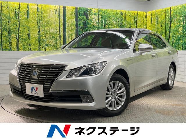 CROWN sedan hybrid 4WD