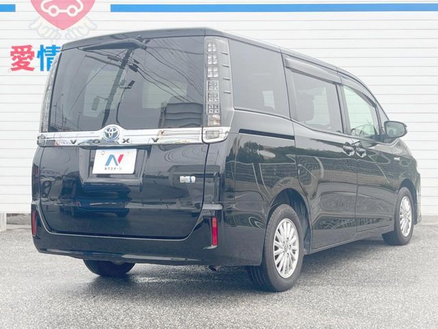 VOXY HYBRID