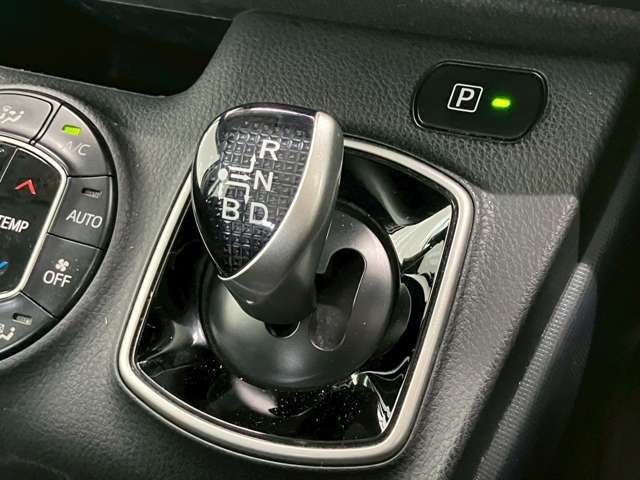 VOXY HYBRID