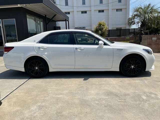 CROWN sedan hybrid 4WD