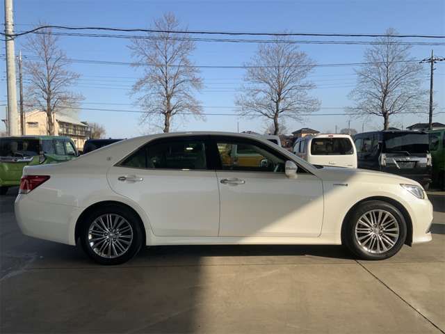 CROWN sedan hybrid
