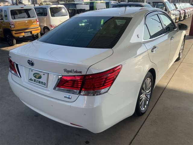 CROWN sedan hybrid