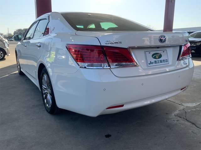 CROWN sedan hybrid