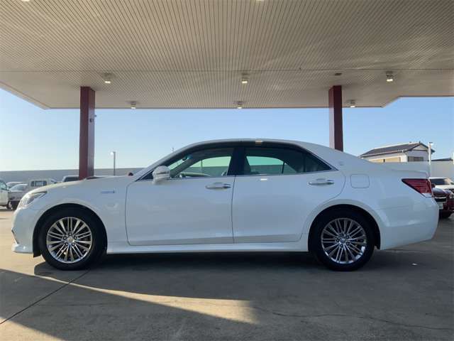 CROWN sedan hybrid