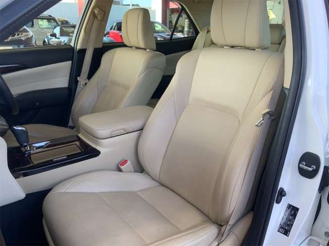 CROWN sedan hybrid