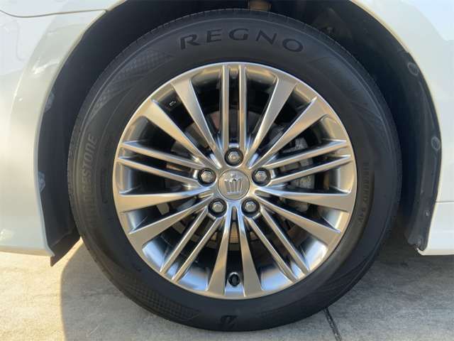 CROWN sedan hybrid