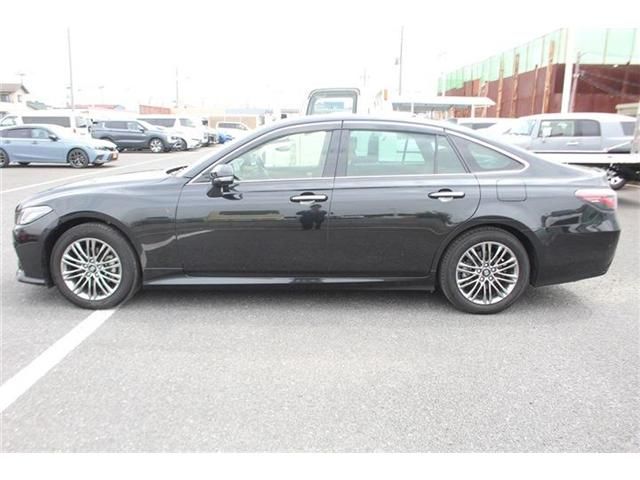CROWN sedan hybrid