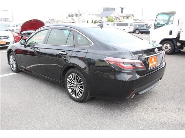 CROWN sedan hybrid