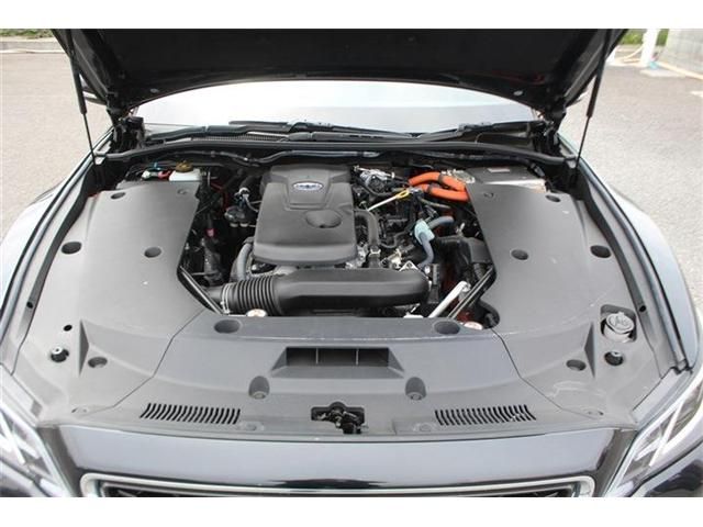 CROWN sedan hybrid