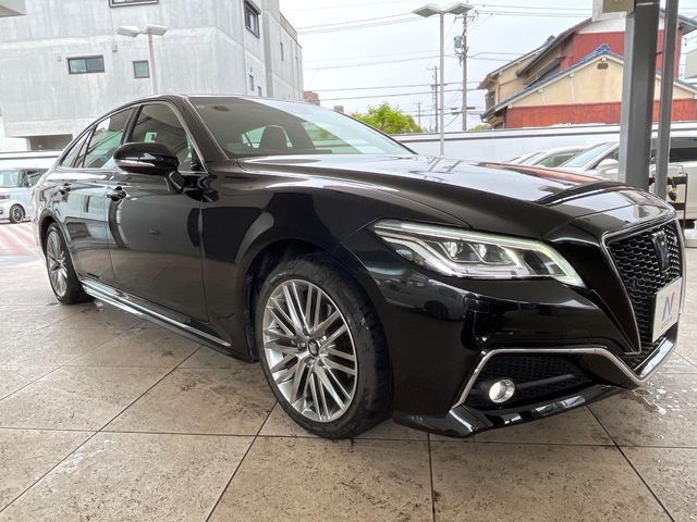 CROWN sedan hybrid