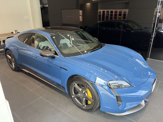 PORSCHE Taycan