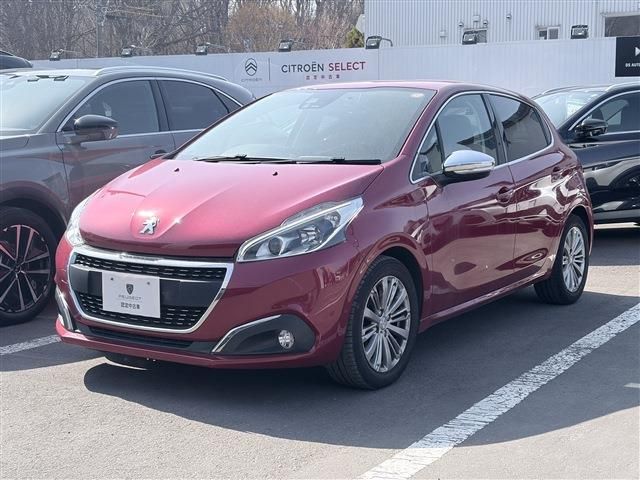 PEUGEOT 208