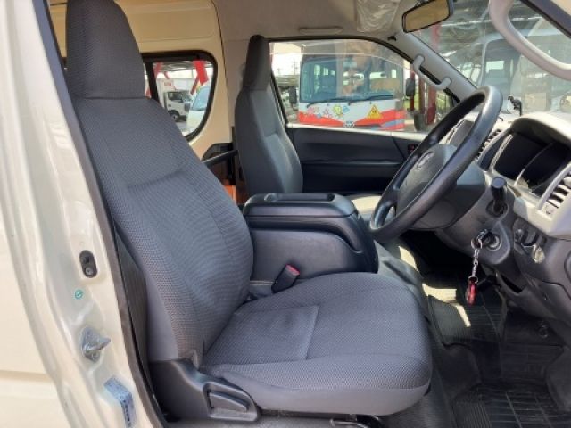 HIACE COMMUTER